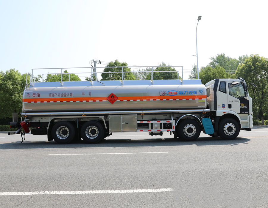 8x4 Large Oil Tank Truck