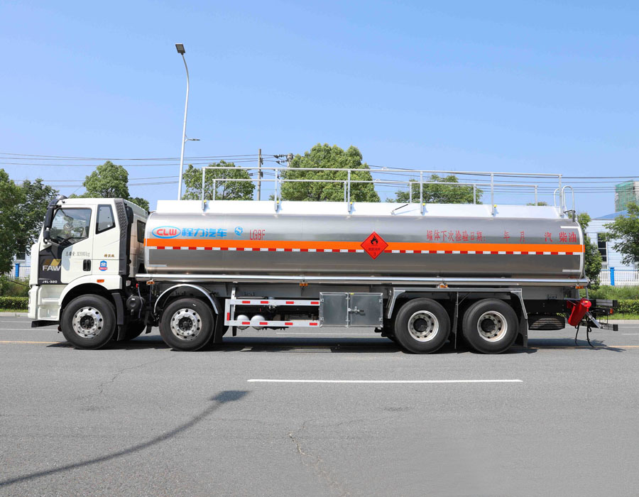 8x4 Large Oil Tank Truck