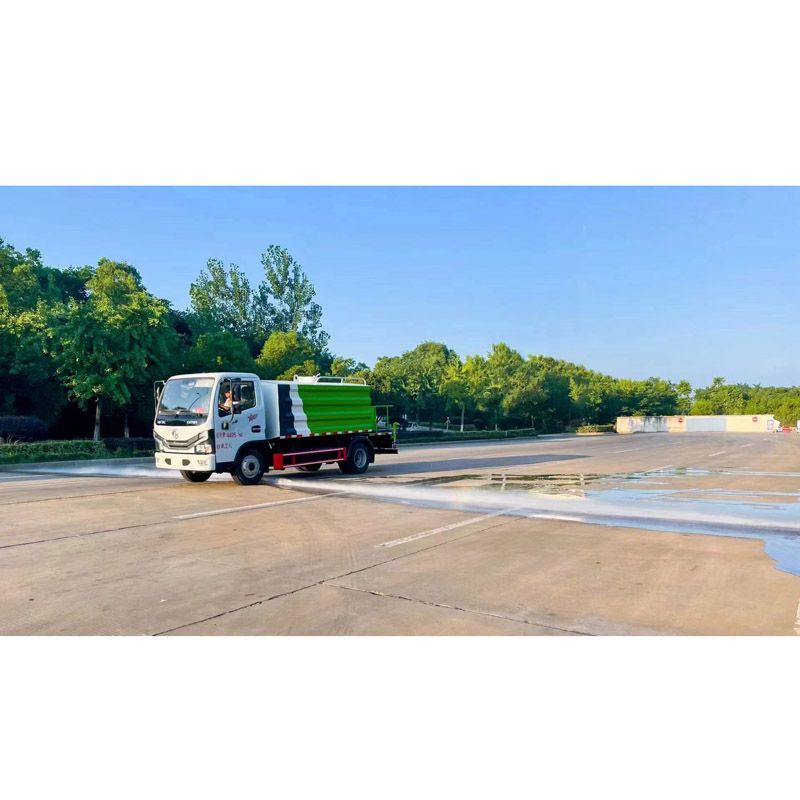 Dongfeng 5000 liters water sprinkle truck