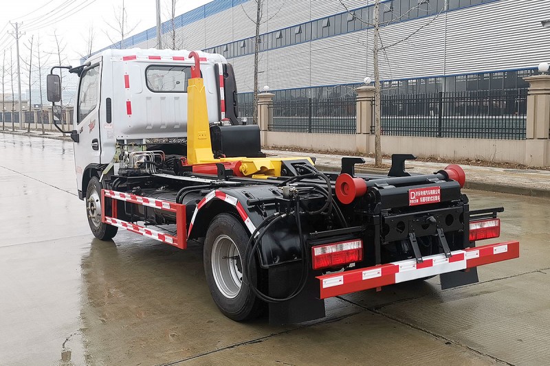 Dongfeng D6 Hook Boom Truck-Telescopic Boom