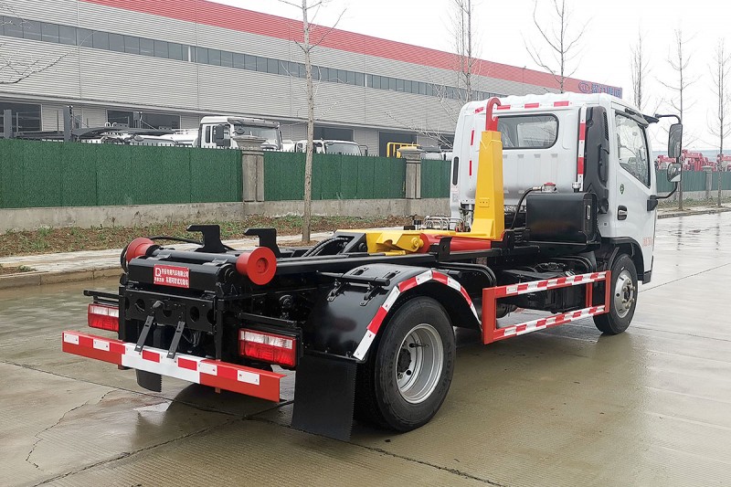 Dongfeng D6 Hook Boom Truck-Telescopic Boom