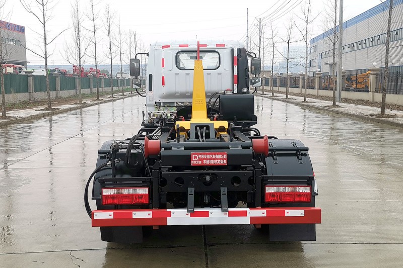 Dongfeng D6 Hook Boom Truck-Telescopic Boom