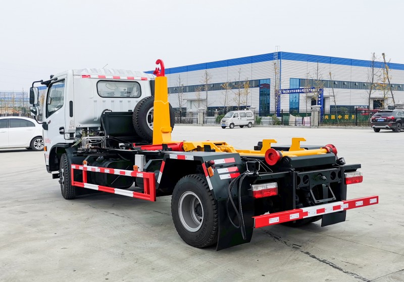 Dongfeng D7 Hook Arm Garbage Truck-Wheelbase 3800-Telescopic Arm