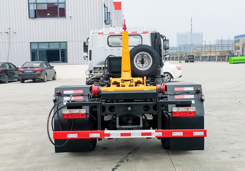 Dongfeng D7 Hook Arm Garbage Truck-Wheelbase 3800-Telescopic Arm