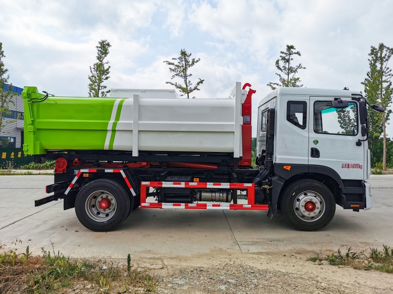 Dongfeng D9 Hook Boom Truck-Wheelbase 3950-Telescopic Arm