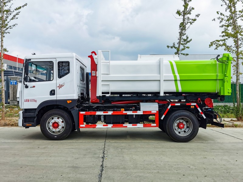 Dongfeng D9 Hook Boom Truck-Wheelbase 3950-Telescopic Arm