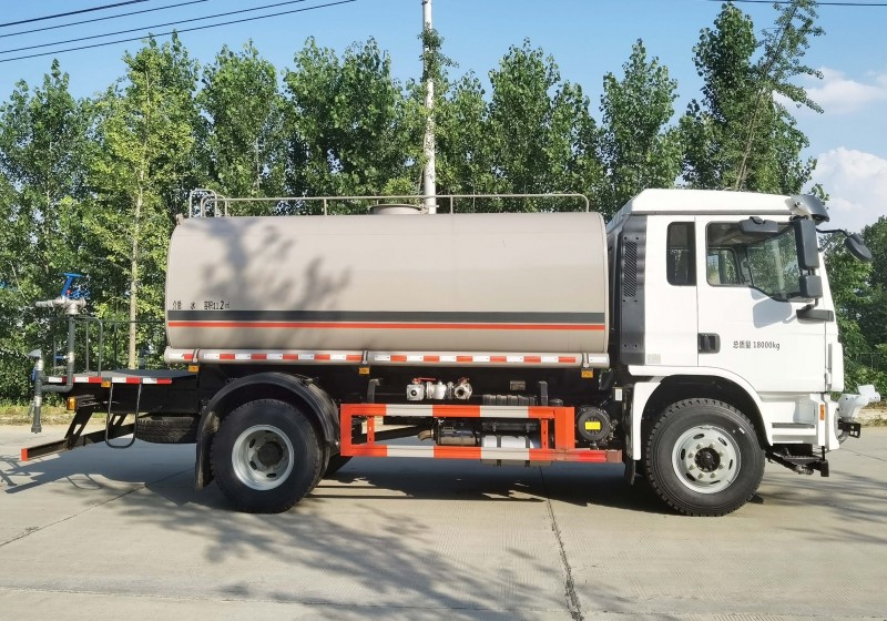 Shaanqi Delong sprinkler truck-4500 wheelbase-14 square meters