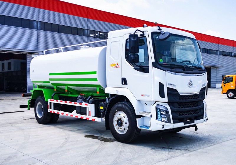 Liuqi Chenglong sprinkler truck-wheelbase 4500-volume 14 square meters