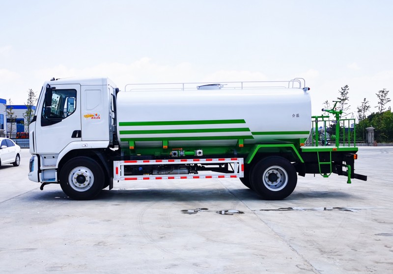 Liuqi Chenglong sprinkler truck-wheelbase 4500-volume 14 square meters