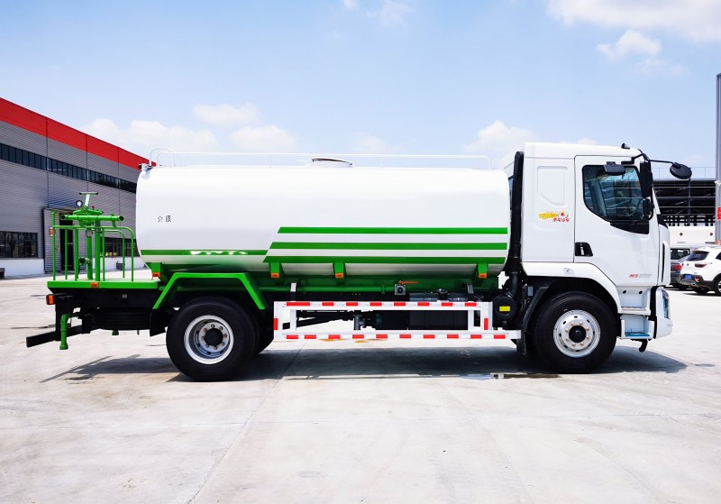 Liuqi Chenglong sprinkler truck-wheelbase 4500-volume 14 square meters