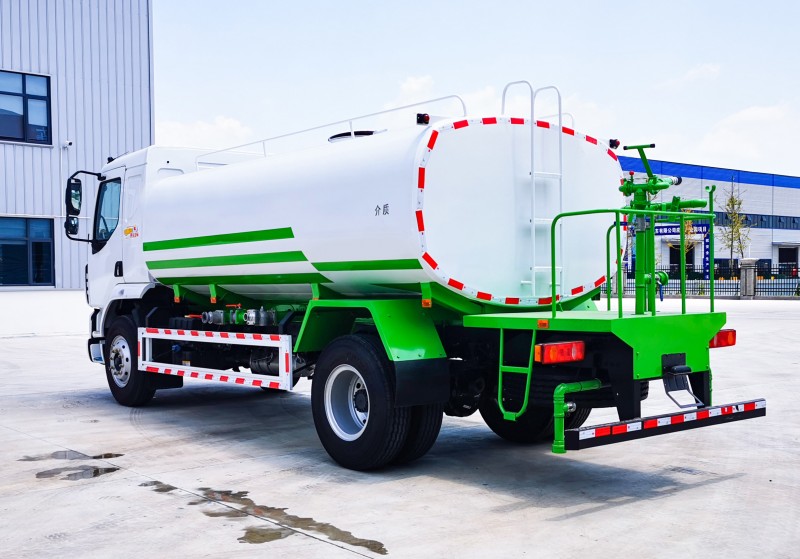 Liuqi Chenglong sprinkler truck-wheelbase 4500-volume 14 square meters