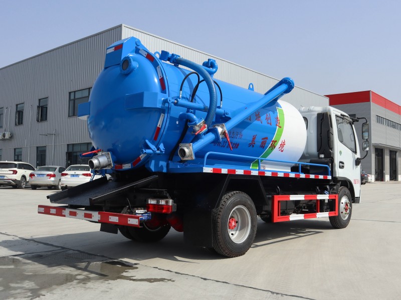 Dongfeng D6 Suction Truck-Wheelbase 3308-Volume 5 square meters