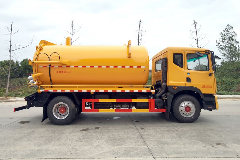 Dongfeng D9 Suction Truck-Wheelbase 4500-Volume 13 square mete