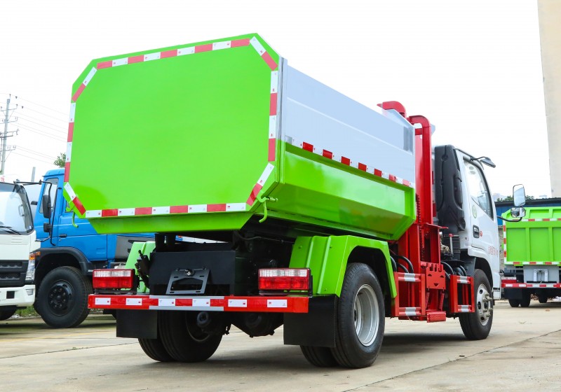 Dongfeng D6 Bucket Trash Truck - Volume 5 square metres