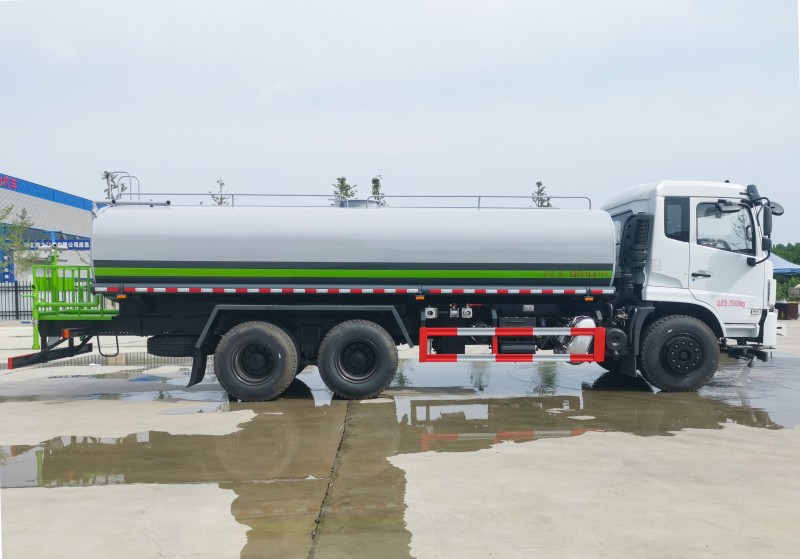 Dongfeng K6 water sprinkler truck - rear double axle - volume 20 square meters