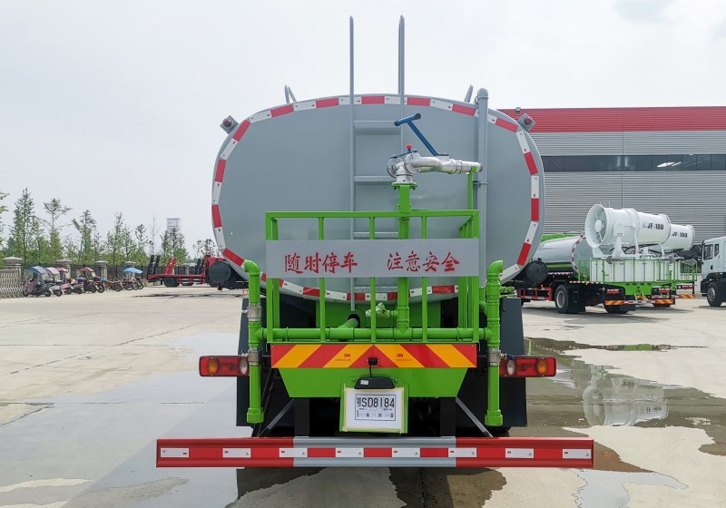 Dongfeng K6 water sprinkler truck - rear double axle - volume 20 square meters