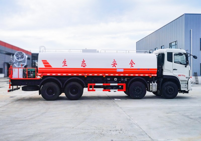 Dongfeng Tianlong sprinkler truck - front four rear eight - round tank 25 square - 30 meters