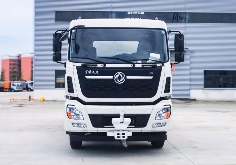 Dongfeng Tianlong sprinkler truck - front four rear eight - round tank 25 square - 30 meters