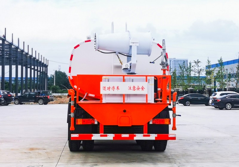 Dongfeng Tianlong sprinkler truck - front four rear eight - round tank 25 square - 30 meters