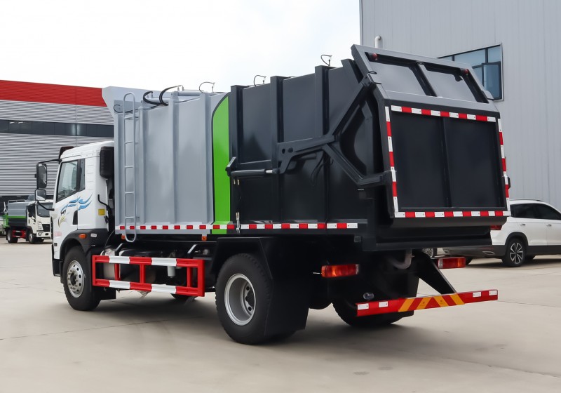 Jiefang Hanging Bucket Trash Truck for Carrying Dead Pigs