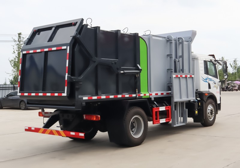 Jiefang Hanging Bucket Trash Truck for Carrying Dead Pigs