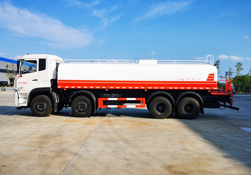 Dongfeng tianlong sprinkler truck-front four rear eight-volume 25 square meters