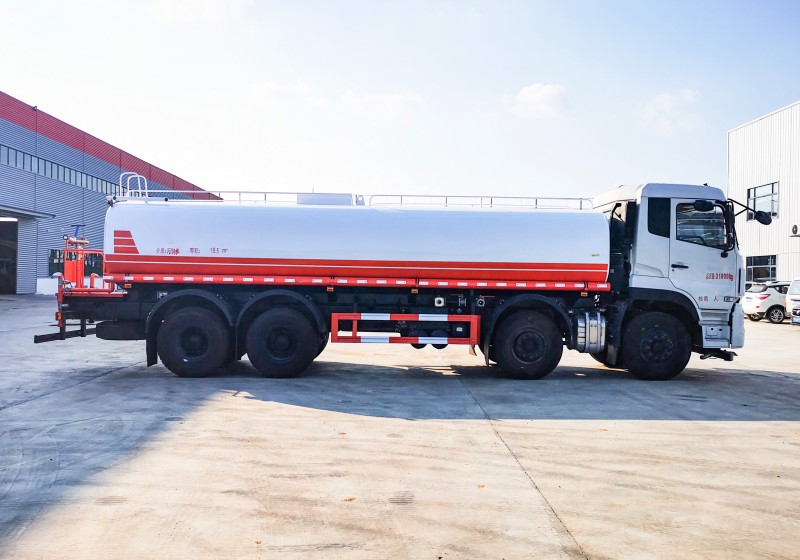 Dongfeng tianlong sprinkler truck-front four rear eight-volume 25 square meters