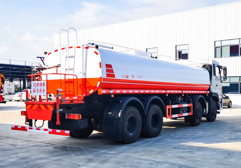 Dongfeng tianlong sprinkler truck-front four rear eight-volume 25 square meters