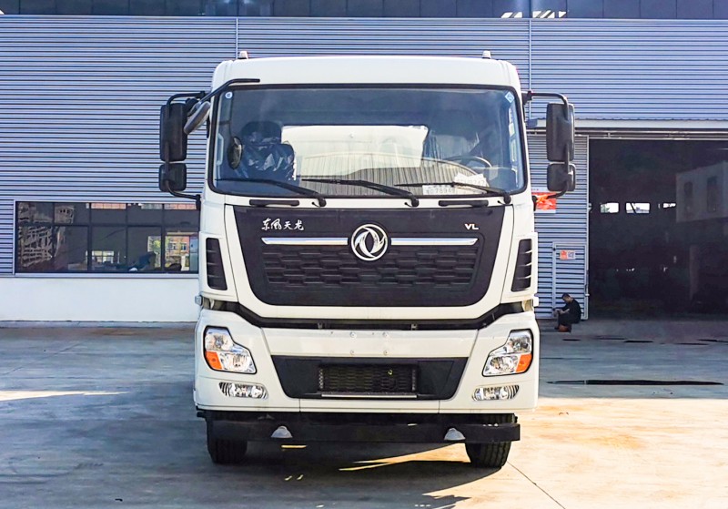 Dongfeng tianlong sprinkler truck-front four rear eight-volume 25 square meters