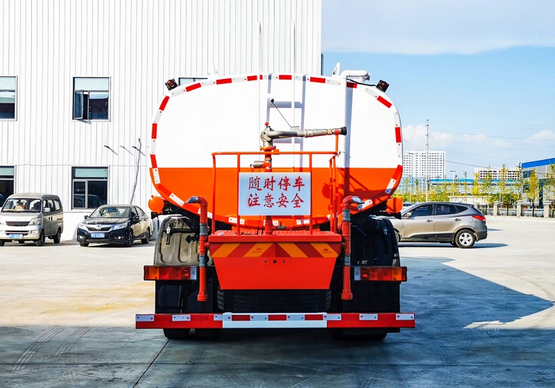 Dongfeng tianlong sprinkler truck-front four rear eight-volume 25 square meters