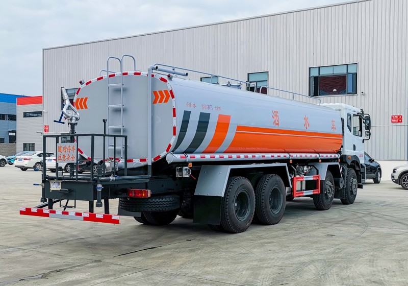 Dongfeng T5 sprinkler truck - front four rear eight - volume 25 square meters