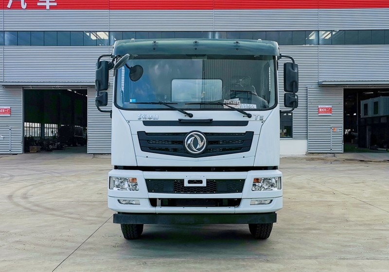 Dongfeng T5 sprinkler truck - front four rear eight - volume 25 square meters