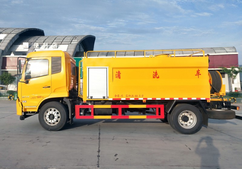 Dongfeng Tianjin Cleaning Truck-Wheelbase 4700-Volume 12 square meters