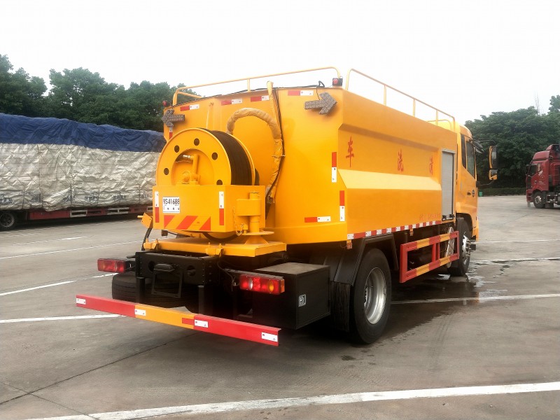 Dongfeng Tianjin Cleaning Truck-Wheelbase 4700-Volume 12 square meters