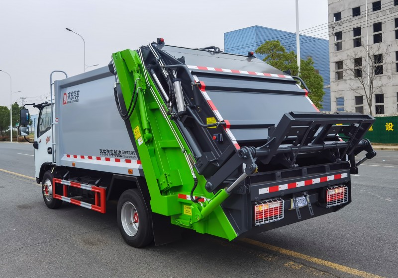 Dongfeng D6 Pure Electric Compressed Garbage Truck - Volume 7 square meters