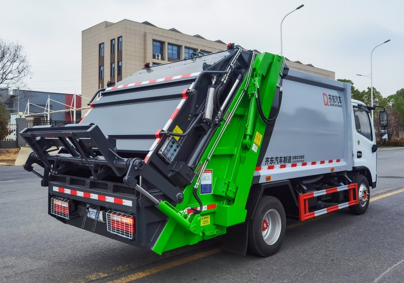 Dongfeng D6 Pure Electric Compressed Garbage Truck - Volume 7 square meters