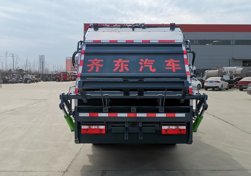 Dongfeng D6 Pure Electric Compressed Garbage Truck - Volume 7 square meters