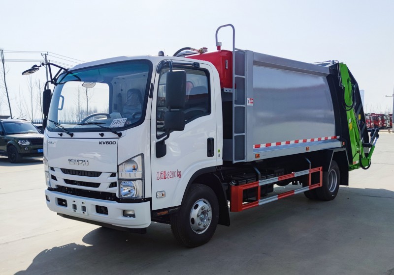 Isuzu Compressed Trash Truck - Volume 9 square meters