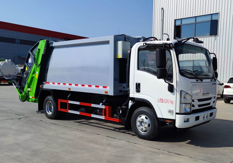 Isuzu Compressed Trash Truck - Volume 9 square meters