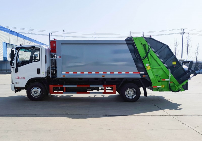 Isuzu Compressed Trash Truck - Volume 9 square meters