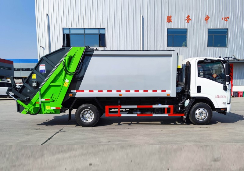 Isuzu Compressed Trash Truck - Volume 9 square meters