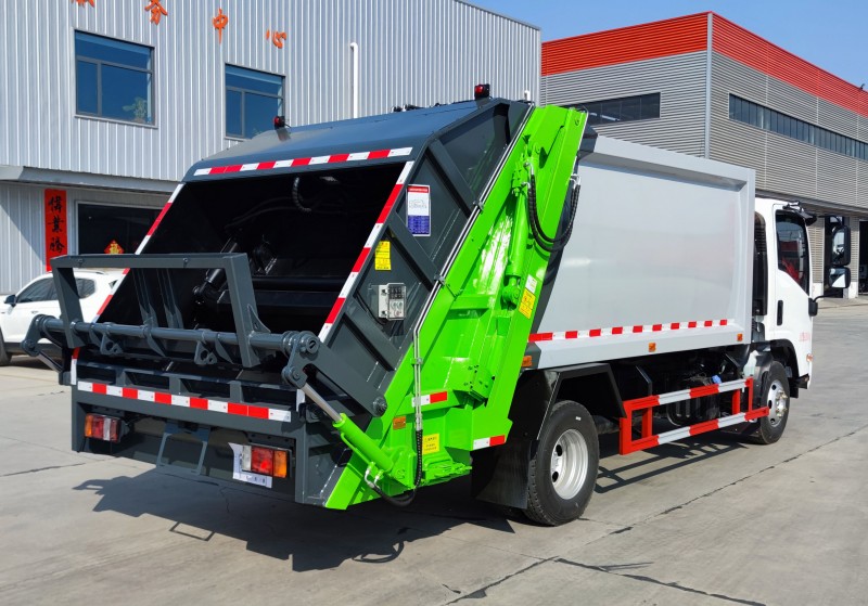 Isuzu Compressed Trash Truck - Volume 9 square meters