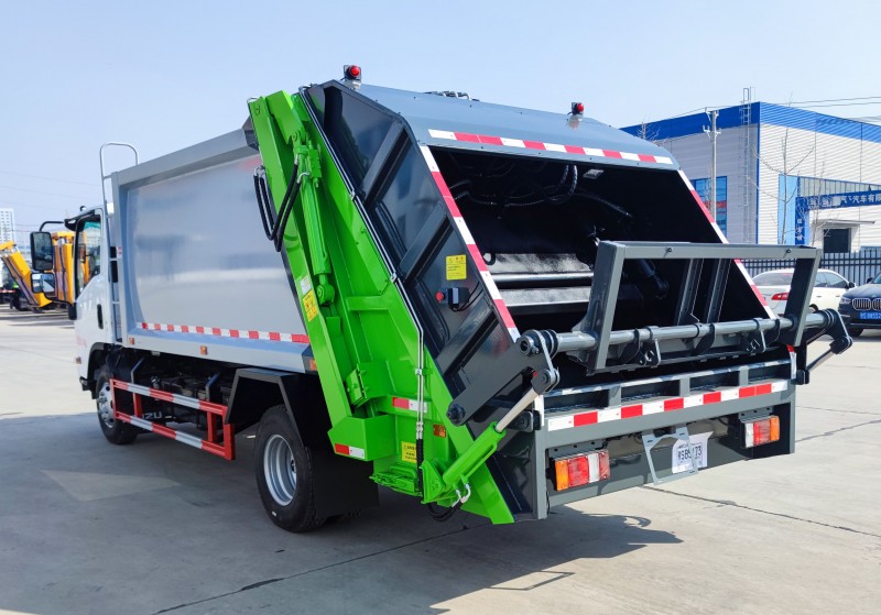 Isuzu Compressed Trash Truck - Volume 9 square meters