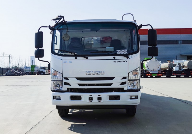 Isuzu Compressed Trash Truck - Volume 9 square meters