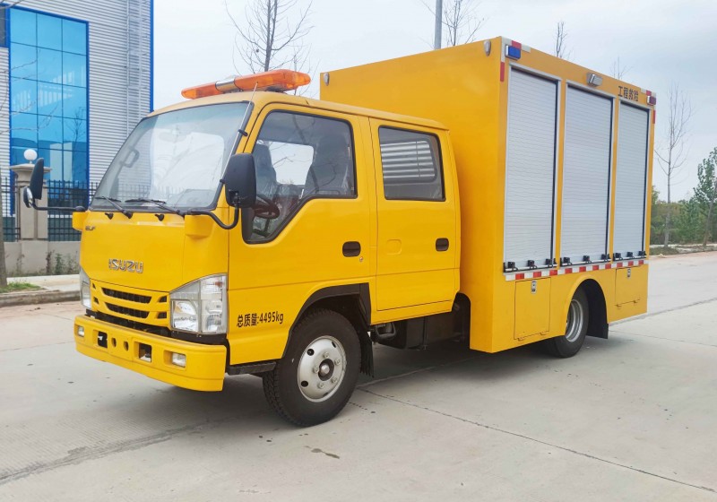 Isuzu double-row recovery truck