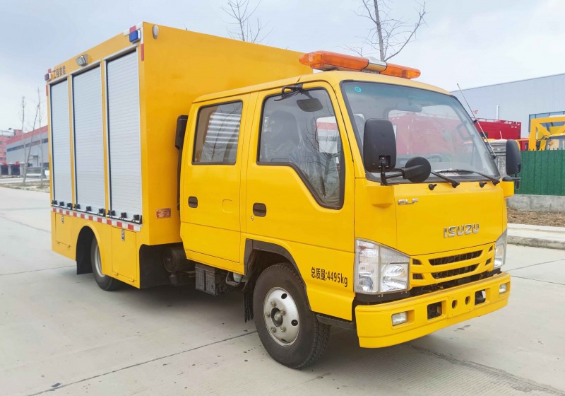 Isuzu double-row recovery truck