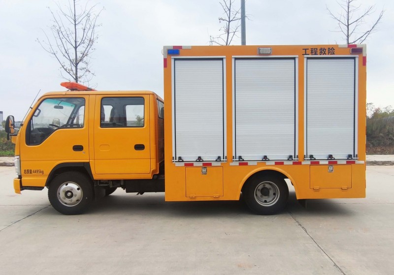 Isuzu double-row recovery truck