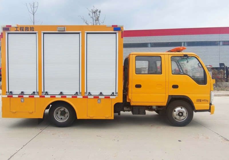 Isuzu double-row recovery truck