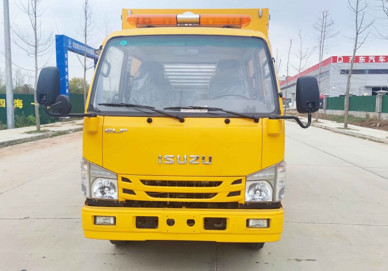 Isuzu double-row recovery truck