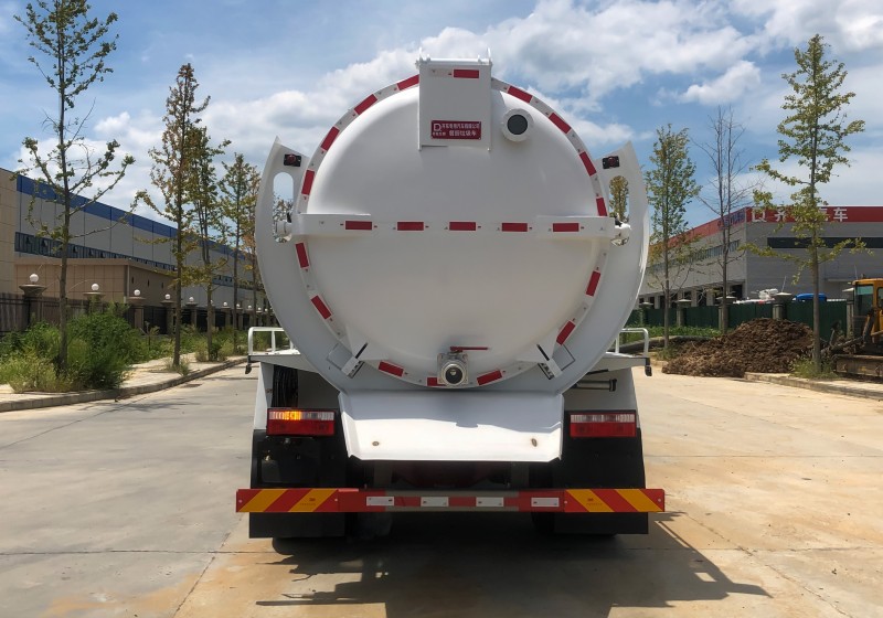 Dongfeng D9 Kitchen Waste Truck - Wheelbase 4500 - Round Tank - Volume 12 square